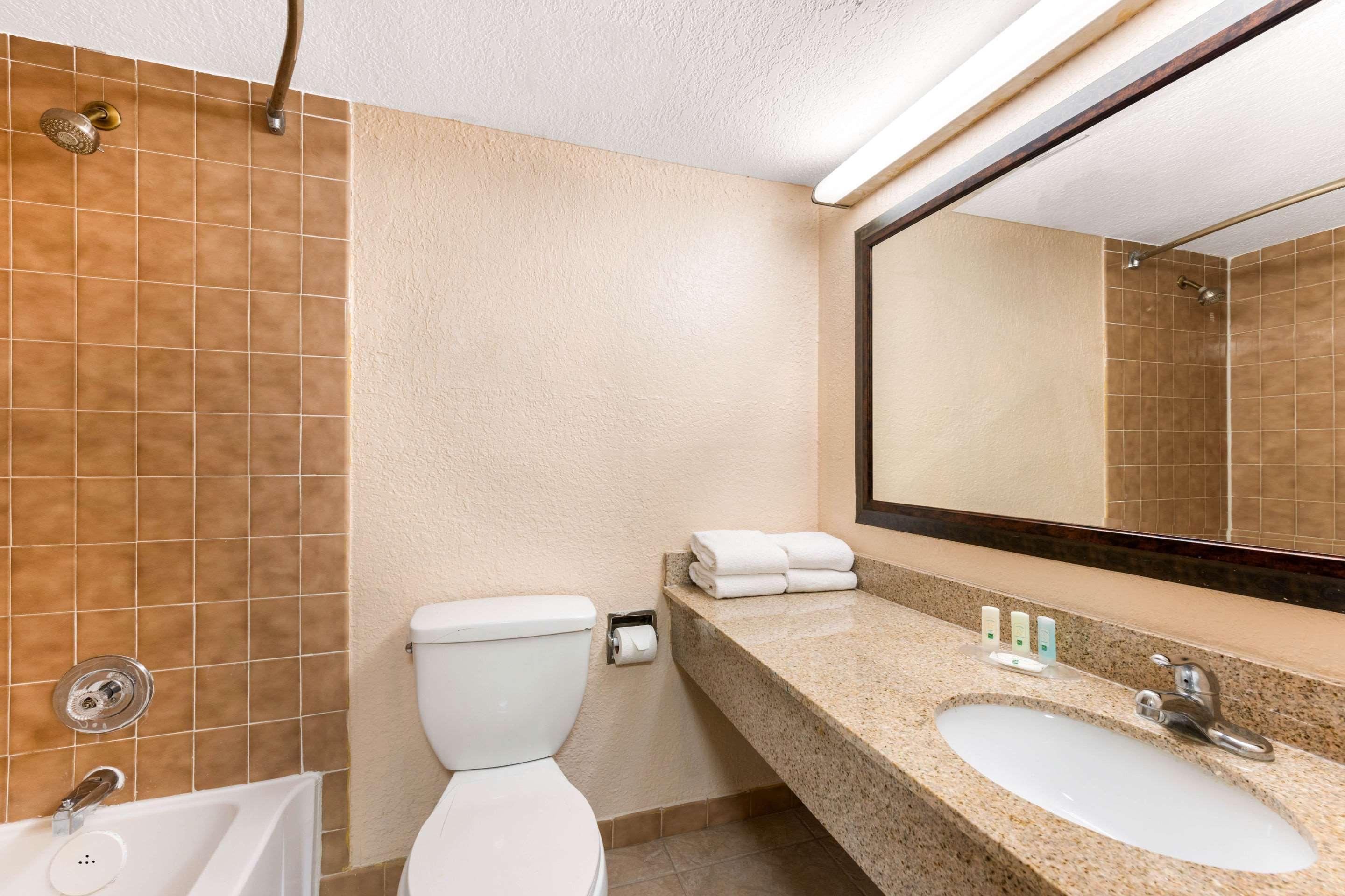 Quality Inn & Suites Orlando Airport Exterior photo