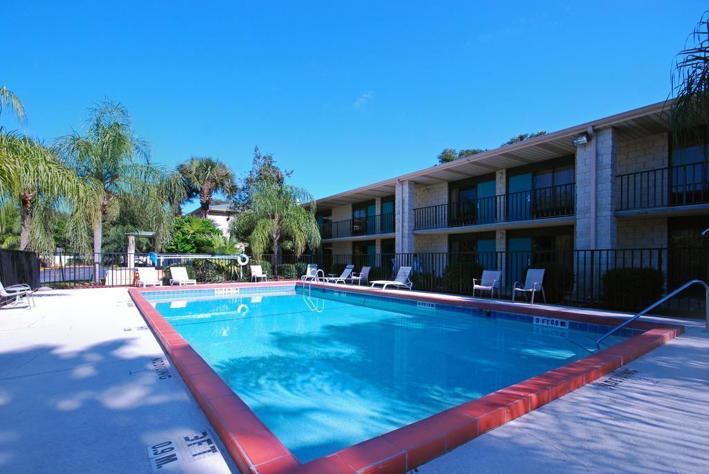 Quality Inn & Suites Orlando Airport Exterior photo