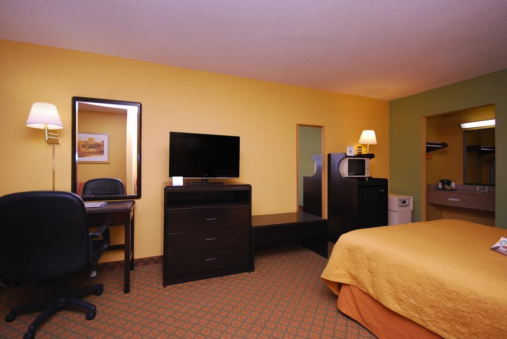 Quality Inn & Suites Orlando Airport Exterior photo