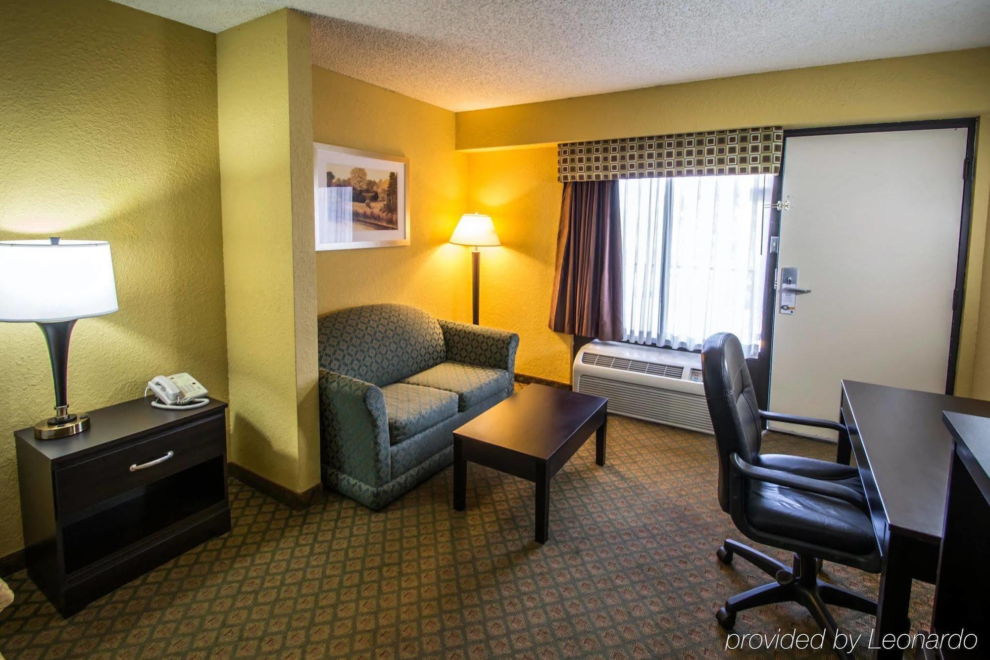 Quality Inn & Suites Orlando Airport Exterior photo