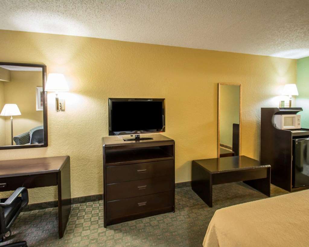 Quality Inn & Suites Orlando Airport Room photo
