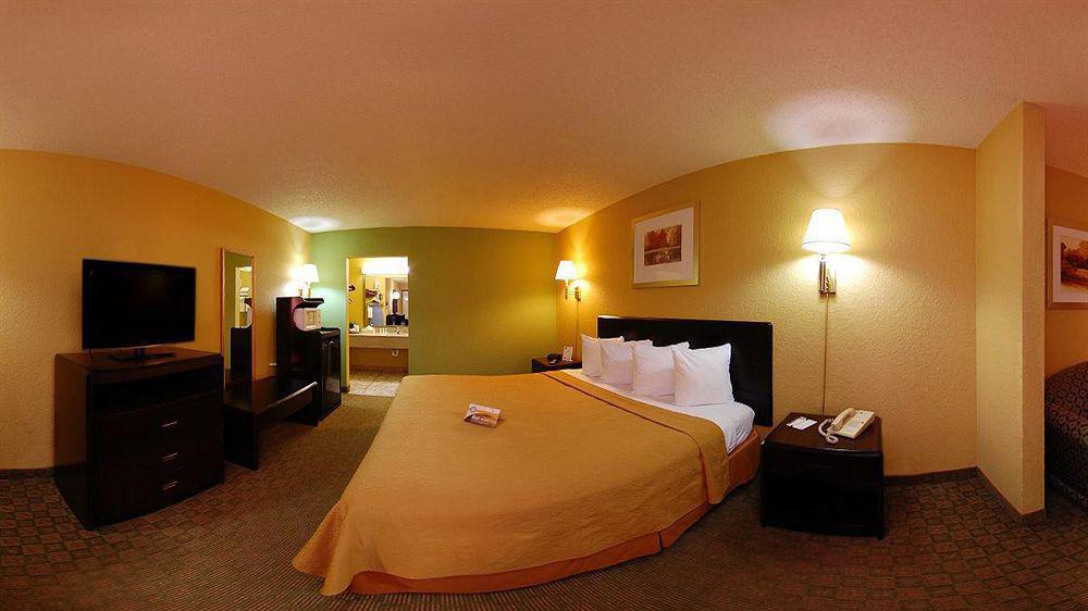 Quality Inn & Suites Orlando Airport Exterior photo